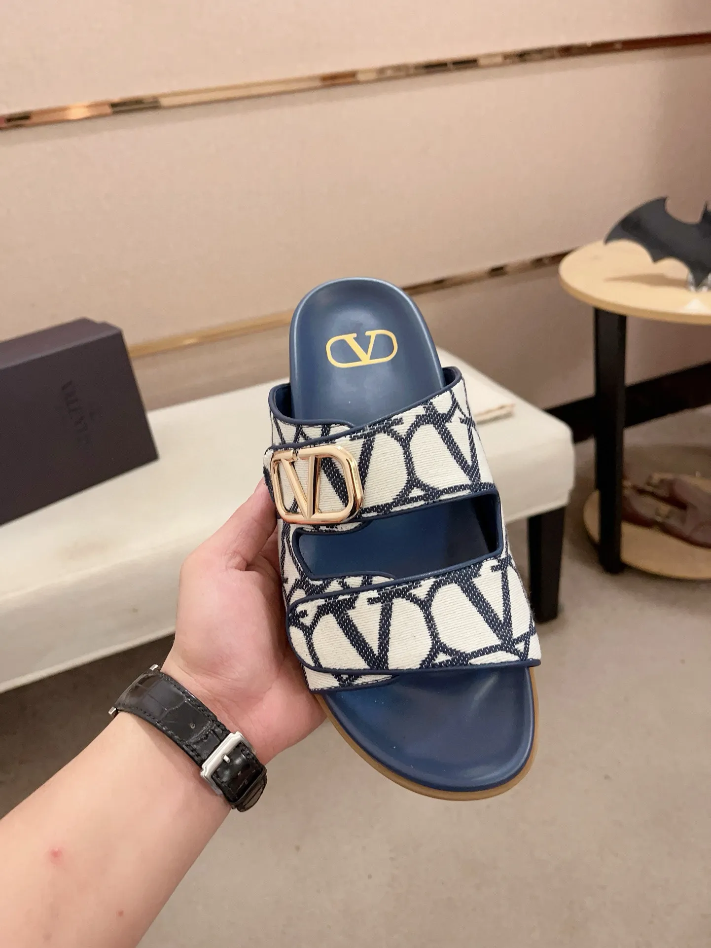 Men's shoes💰: 440💰[Valentino] New men's boutique slippers, counter quality, classic plaid, the actual workmanship is quite complex🔰The uppers are made of imported fabrics➕🐑Sheepskin lining, which tests the craftsman's craftsmanship➕original PU outsole. Size: 38-44 (45 can be customized, non-refundable)